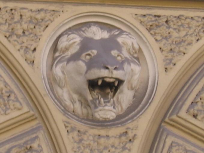 на каком здании рычит лев?