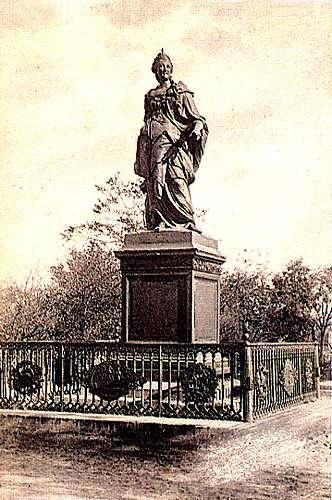 Как этот памятник связан с Петербургом