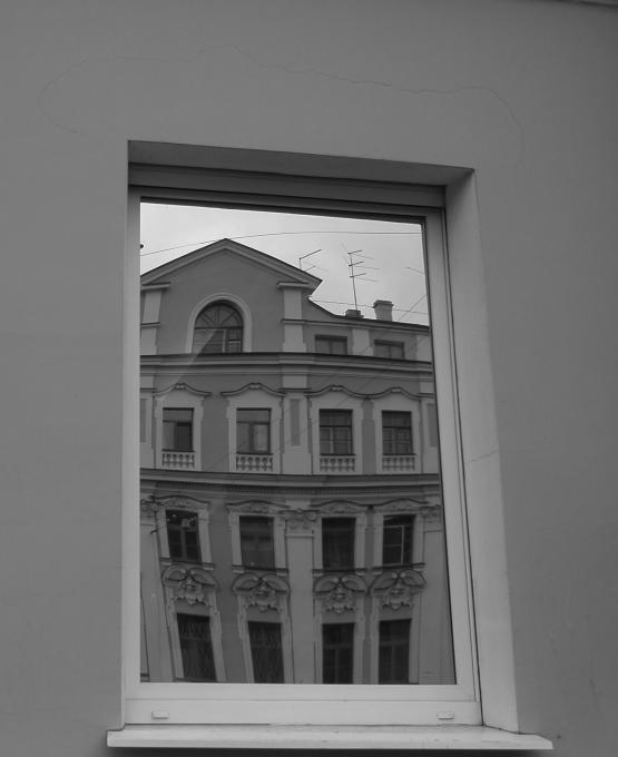 Адрес дома с зеркальным окном