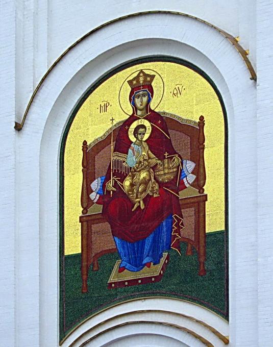 Какой храм украшает?