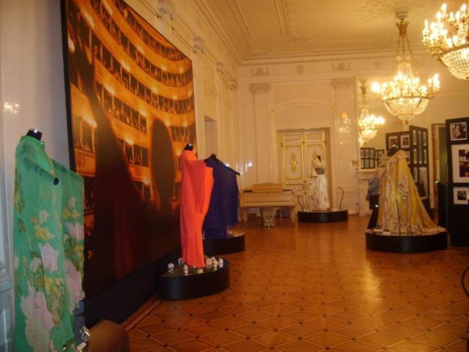 Выставка платьев