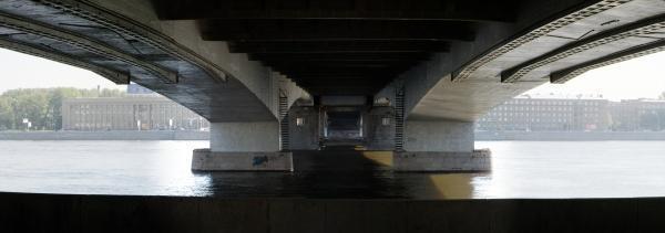 Под мостом