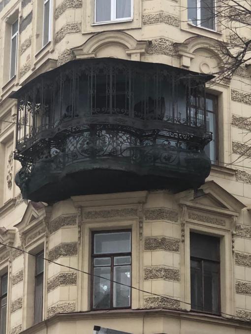 Где находится этот балкон "эгоист"?