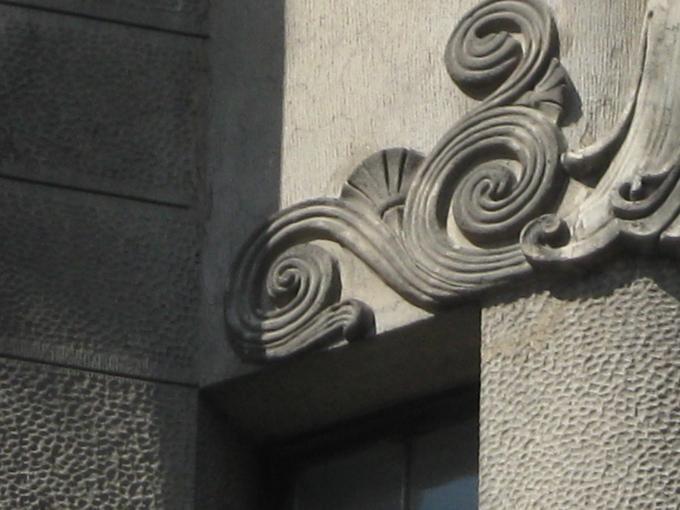 Завиткок на эркере доходного дома.