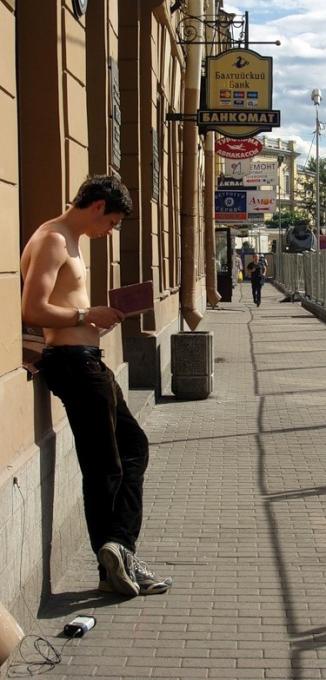 На какой улице стоит любитель чтения?